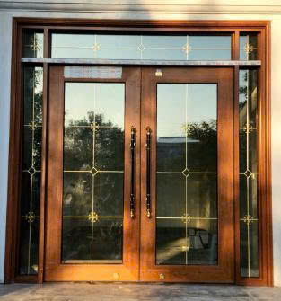 Cửa đi kết hợp kính hộp nan ý